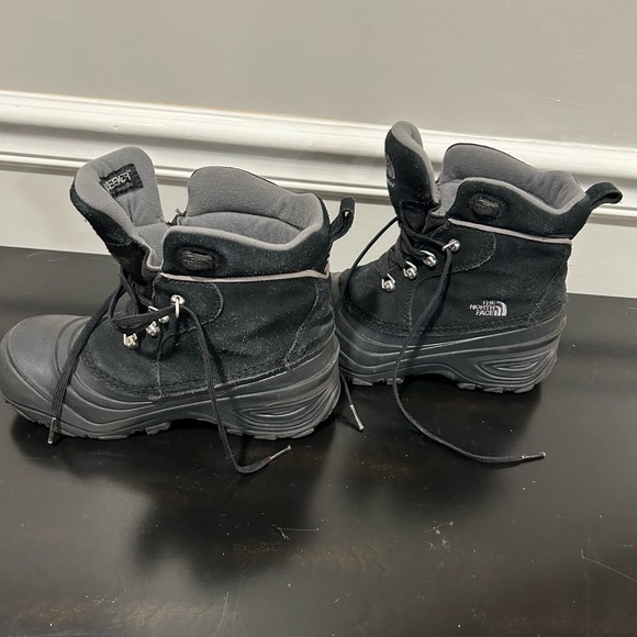 The North Face Black Insulated Winter Boots - big kids size 4 - Picture 4 of 13